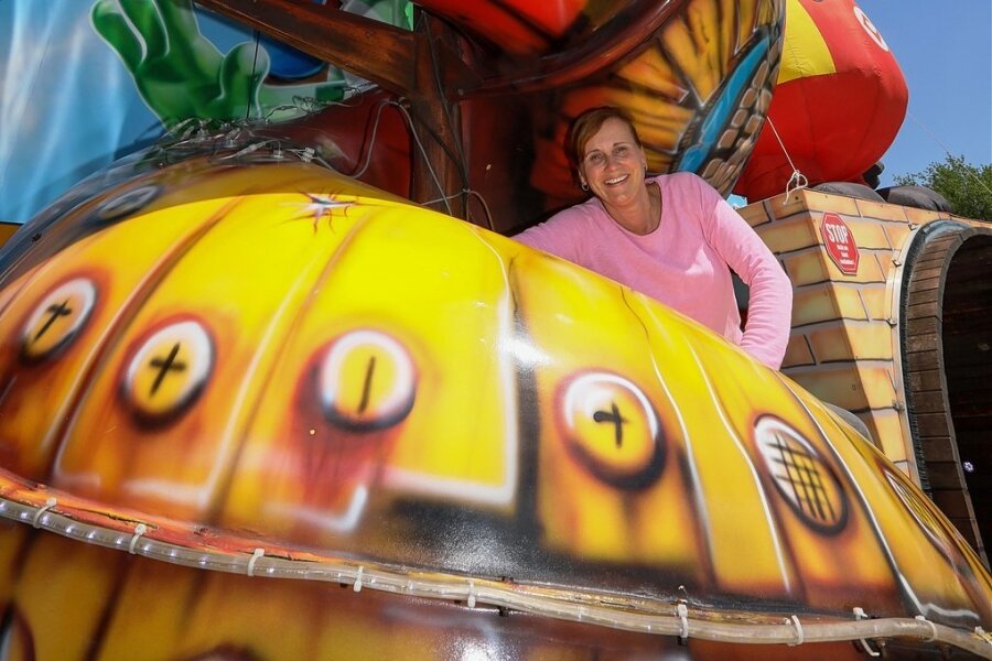 Durch eine zehn Meter hohe Rutsche sausen, fiktiv Luftballons zertreten oder mit Wasserspielen Spaß haben - dies bietet Familie Heine aus Bremen mit ihrem Fahrgeschäft "Happy Family". 