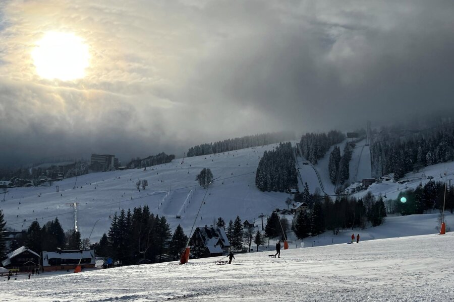 Erstes Skiwochenende lockt auf die Pisten am Fichtelberg und Keilberg - Hin und wieder ließ sich die Sonne durch die dicke Nebel- und Wolkendecke blicken.