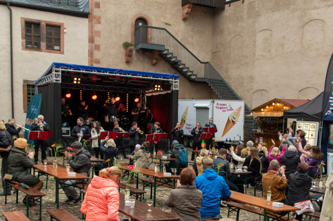 Erstes Weinfest in Rochlitz lockt viele Besucher an - 