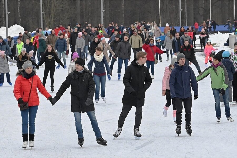 Das erste öffentliche Eislaufen in diesem Jahr lockte allein am Samstag knapp 1000 Menschen auf die sanierte 400-Meter-Bahn im Küchwald. Auf der Anlage unter freiem Himmel gilt die 2G-Regel, bei Kindern und Jugendlichen bis 18 Jahren 3G. Näheres unter www.eissportzentrum-chemnitz.de.