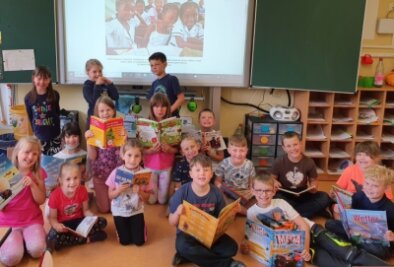 Erstklässler lesen für guten Zweck - Stolz wie Bolle: Die Jungen und Mädchen der Klasse 1a in Mildenau haben bei der Aktion "Let us Learn" von Unicef mitgemacht. 