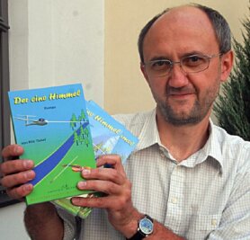 Erstlingsroman bringt die Fliegerei näher - 
              <p class="artikelinhalt">Nils Tiebel mit seinem Buch "Der eine Himmel". Das Erstlingswerk des Lindaers befasst sich mit der Fliegerei.</p>
            