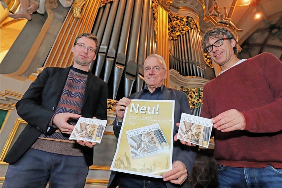 Erstmalig auf CD: Alle vier Silbermann-Orgeln aus Freiberg - Die Organisten Clemens Lucke (l.) und Albrecht Koch (r.) präsentieren gemeinsam mit Andreas Schwinger, Vorsitzender des Fördervereins Gottfried Silbermann, die neue CD. 