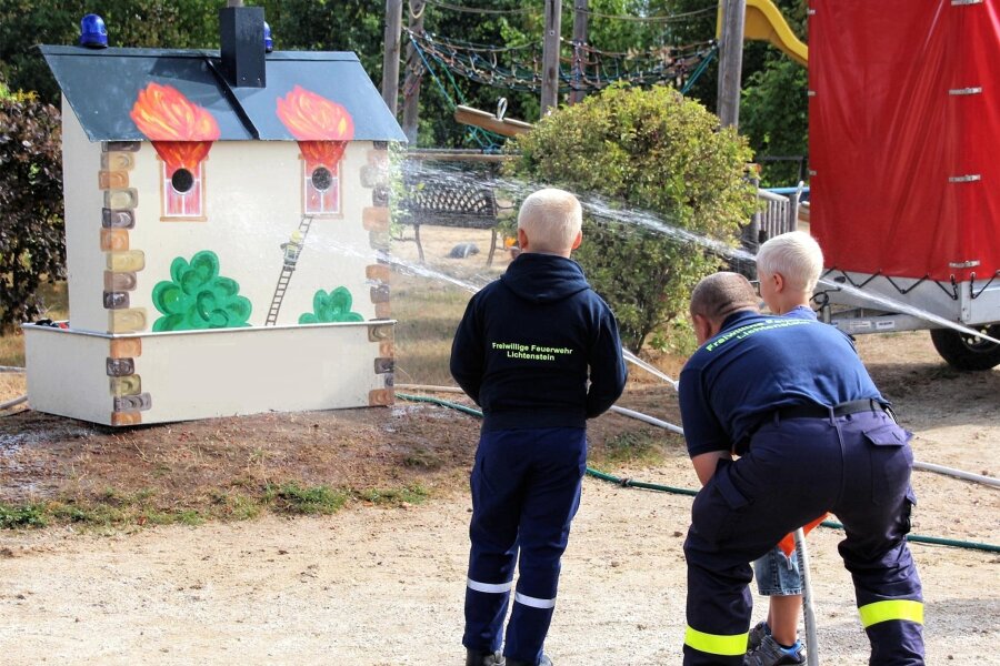 Erstmals Blaulichttag in der Miniwelt Lichtenstein - Die Freiwillige Feuerwehr Lichtenstein bringt ein "Brandhaus" zum Zielspritzen für Kinder mit.