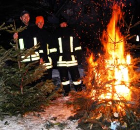 Erstmals brennen die Weihnachtsbäume - 
              <p class="artikelinhalt">Unter den wachsamen Augen der St. Michaeliser Feuerwehr brannten am Sonnabend in St. Michaelis die Weihnachtsbäume. </p>
            