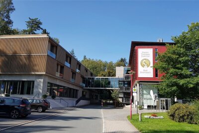 Erstmals Führungen durchs neue Radontherapiezentrum in Bad Brambach - Das neue Wettinhaus (links) kann im Rahmen einer Führung besichtigt werden.