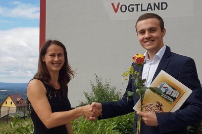 Erstmals glattes Einser-Abi in Schöneck - Tutorin Michaela Jacob gratuliert Michel Gerbeth zum 1,0 Abitur. 