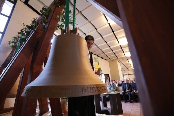 Erstmals Glocken für Bonhoeffer-Gemeinde - Pfarrerin Hiltrud Anacker schlägt die Glocken an.