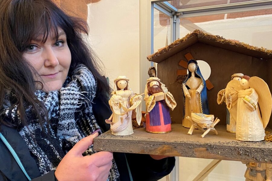 Diese Krippe, die in der Stadtkirche Mittweida gezeigt wird, ist komplett aus Maisblättern gestaltet worden. Mandy Weikelt, Vorstandsvorsitzende der Daetz-Stiftung, hat die Ausstellung organisiert.