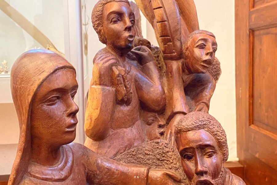 In Mittweida in der Stadtkirche werden auch Krippen gezeigt, die aus einem großen Holzblock geschnitzt wurden. Diese stammt aus Tansania.
