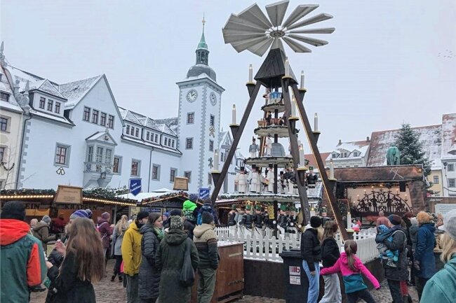 Erstmals nach Corona-Pause: 20.000 Besucher bei Bergparade in Freiberg - Bereits gegen 14 Uhr war der Christmarkt gut besucht. 