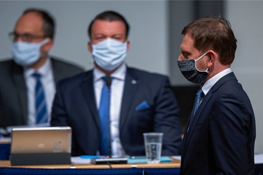 Sachsens Regierungschef Michael Kretschmer (CDU) trägt während einer Sondersitzung des Landtages einen Mundschutz. 