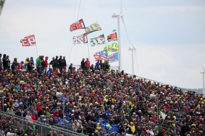 Erstmals seit 2016: Sachsenring-Grand-Prix knackt 200.000er-Marke - Der Sachsenring am Sonntag: Die Zuschauer verfolgen die Rennen.