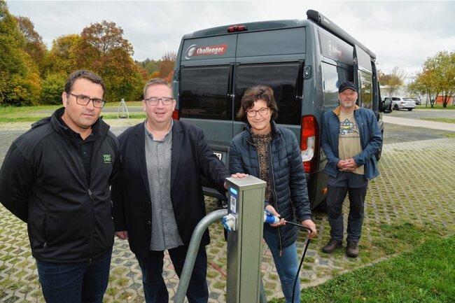 Erstmals Stellplätze für Wohnmobile in Oelsnitz - Sie nahmen am Dienstag den Wohnmobilstellplatz in Oelsnitz in Betrieb: Von links Andreas Kraus (Geschäftsführer Tourismusverband Vogtland). Mario Horn (OB Oelsnitz), Ines Puhan (Geschäftsführerin Stadtwerke Oelsnitz) und Steffen Meichsner, Wohnmobilvermieter aus Kottengrün. 