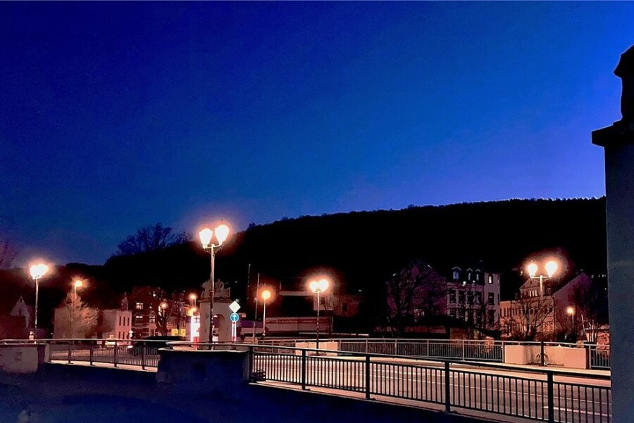 Erstrahlt die Auer Schillerbrücke nachts künftig in neuem Licht? - Die Auer Schillerbrücke bei Nacht. Inzwischen gibt es für das Bauwerk ein Beleuchtungskonzept. 