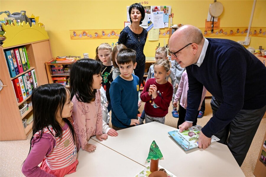Erwachsenwerden mit dem Chemnitzer Oberbürgermeister: Was sich Kitakinder außer Vorlesen noch vom Stadtchef wünschen - Die Kinder in der Kita freuen sich über den ungewöhnlichen Besuch.