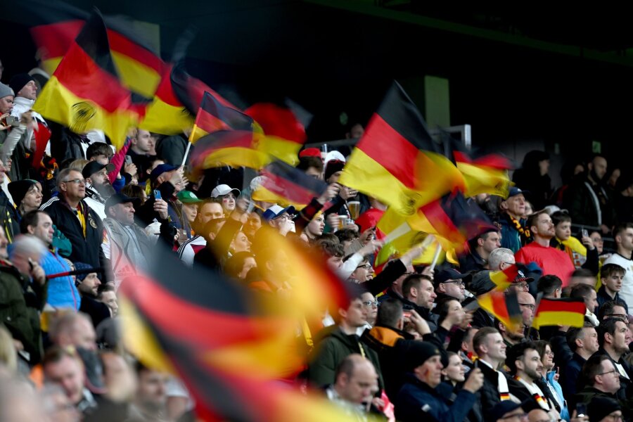 Erwartungen vor EM: Zwischen Umsatz-Boom und Zurückhaltung - Fans feuern die deutsche Mannschaft an: Besonders gefragt sind vor der Heim-EM Fanartikel.