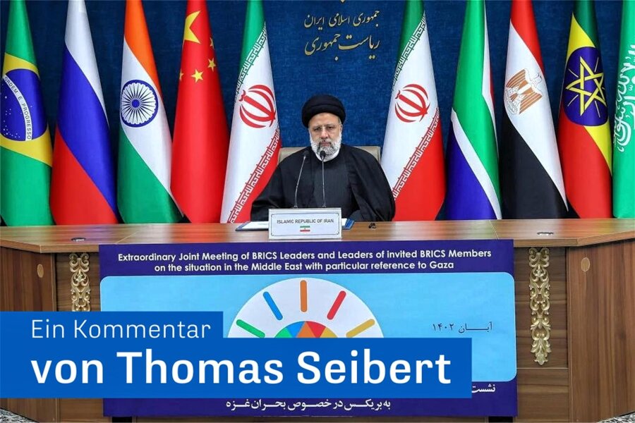 Erweiterung der Brics-Staatengruppe: Ende alter Gewissheiten - Irans Präsident Ibahim Raisi spricht während einer Brics-Konferenz zu den Teilnehmern.