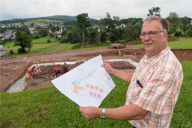 Feriendorf-Investor Matthias Lorenz mit einem Bauplan an der Baustelle des ersten Ferienhauses. 