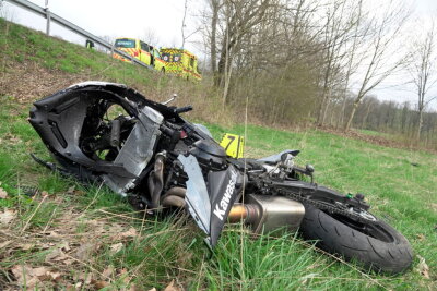 Erzgebirge: 19-jähriger Motorradfahrer tödlich verunglückt - Das Motorrad kam auf einem angrenzenden Feld zum Liegen.