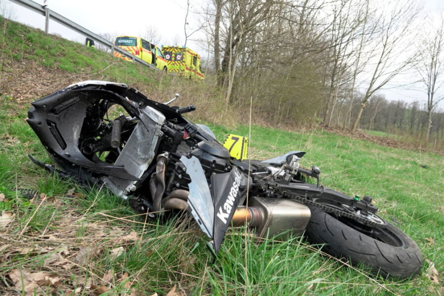 Erzgebirge: 19-jähriger Motorradfahrer tödlich verunglückt - Das Motorrad kam auf einem angrenzenden Feld zum Liegen.