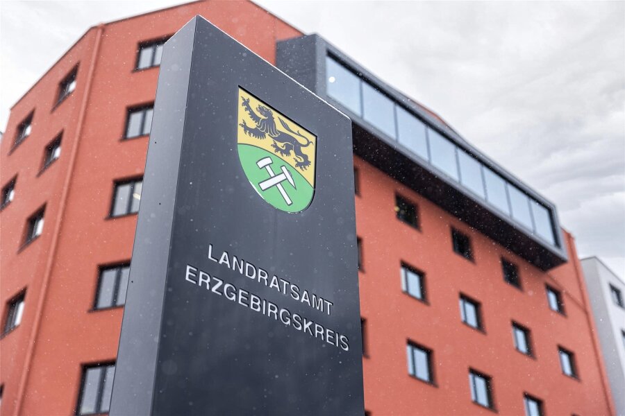 Erzgebirge: Alle Absolventen werden in Landkreisverwaltung übernommen - 11 von 19 Absolventen erhielten in diesem Jahr eine Würdigung.