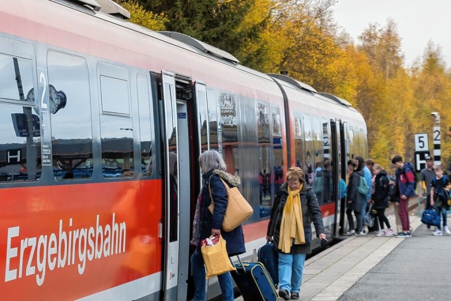 Erzgebirge: Alte Probleme bleiben auch mit 49-Euro-Ticket bestehen - Ab Januar können Menschen deutschlandweit für 49 Euro im Monat den ÖPNV nutzen. Die Erzgebirgsbahn rechnet nicht damit, dass es wie beim9-Euro-Ticket wieder zu überfüllten Zügen kommt.