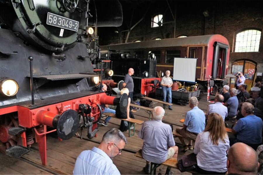 Erzgebirge arbeitet mit an der Zukunft der Eisenbahn – Forscher laden zu Streckenstammtisch ein - Im Lokschuppen des Eisenbahnmuseums Schwarzenberg gab es schon im August 2020 einen SRCC-Stammtisch.