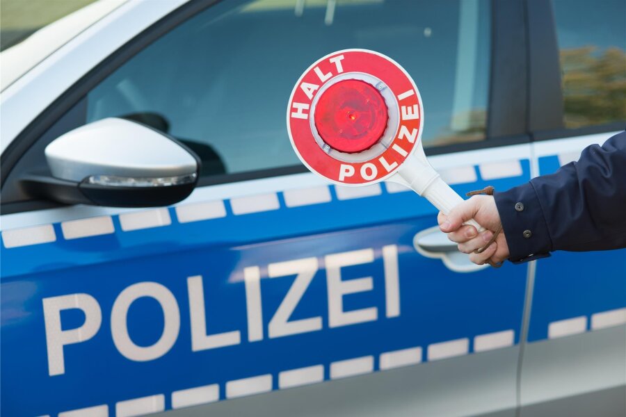 Erzgebirge: Audi kollidiert mit Zaun und Laterne - Ein 57-Jähriger ist vorläufig seine Fahrerlaubnis los.