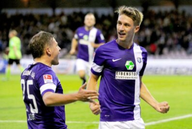 Erzgebirge Aue besiegt Karlsruher SC mit 3:0 - Aues Jakub Sylvestr (r) jubelt mit Guido Kocer über seinen Treffer zum 2:0. 