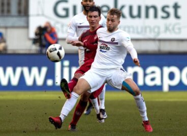 Erzgebirge Aue erkämpft sich Punkt in Kaiserslautern - Kaiserslauterns Christoph Moritz und der Aues Pascal Köpke (rechts) kämpfen um den Ball.