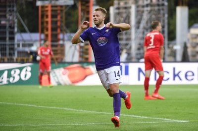 Erzgebirge Aue holt Punkt gegen Bielefeld - Männel schwerer verletzt - Aues Pascal Köpke bejubelt sein Tor zum 1:0.