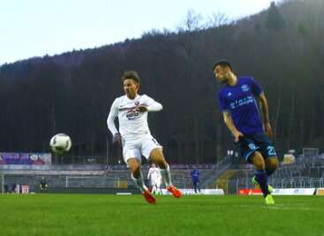 Erzgebirge Aue: Keine Tore im Test gegen Brest - Simon Skarlatidis (Aue) beweist sich gegen Vadim Pobudei (Brest, rechts).