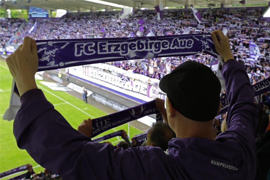 Erzgebirge Aue: Nach letztem Punktspiel ist vorm Sachsenpokal-Finale – Fans zwischen Angriffslust und Zuversicht - Gute Stimmung schon vor dem Anstoß.