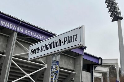 Erzgebirge Aue setzt Gerd Schädlich ein Denkmal – „Er hätte gesagt: Hört mit dem Mist auf!“ - Gerd Schädlich hat für seine Erfolge bei den Veilchen und für seine Art, Mensch zu sein, Legendenstatus erreicht.