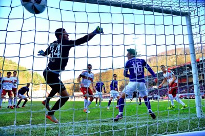 Erzgebirge Aue verliert 0:4 gegen Stuttgart - Timo Baumgartl (Stuttgart) überwindet Torhüter Daniel Haas zum 0:1.