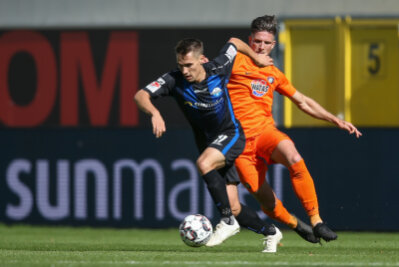 Erzgebirge Aue wacht beim 0:1 in Paderborn erneut zu spät auf - Paderborns Philipp Klement (l) im Kampf um den Ball mit Nicolai Rapp (r) aus Aue