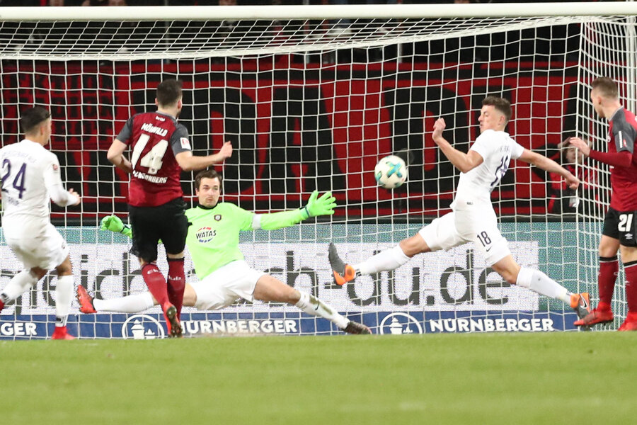 Erzgebirge Aue wie ein Absteiger: Offenbarungseid beim 1:4 in Nürnberg - Tor für Nürnberg, Treffer zum 2:0 durch Torschütze Kevin Möhwald.