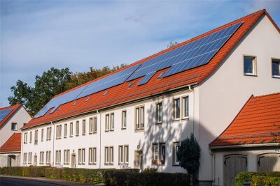 Erzgebirge: Auer Stadtwerke wollen Mieter an Solarertrag beteiligen - Auf dem Dach der Robert-Schumann-Straße 10/12/14 ist bereits eine Fotovoltaikanlage installiert. Hier soll das Bürgerstrommodell starten.