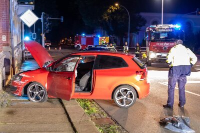 Erzgebirge: Auto prallt gegen eine Hauswand - Der Grund ist unklar: Ein Auto krachte gegen eine Hauswand, der Rettungsdienst brachte den Fahrer in die Klinik.