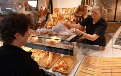 Auch zu später Stunde hat Sylvia Roscher, die in der Filiale der Bäckerei Nestler im Zschopauer Kaufland arbeitet, noch frisches Brot für die Kunden parat. 