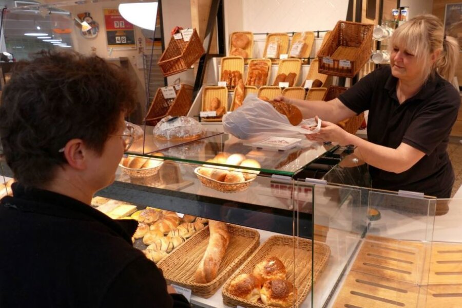 Auch zu später Stunde hat Sylvia Roscher, die in der Filiale der Bäckerei Nestler im Zschopauer Kaufland arbeitet, noch frisches Brot für die Kunden parat. 