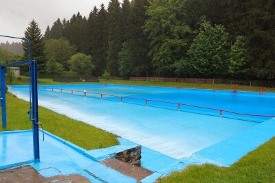 Erzgebirge: Behörden veranlassen Schließung des Freibads Rittersgrün - Das Freibad in Rittersgrün ist alt. Nun haben Behörden das sofortige Ende der Badesaison verfügt.