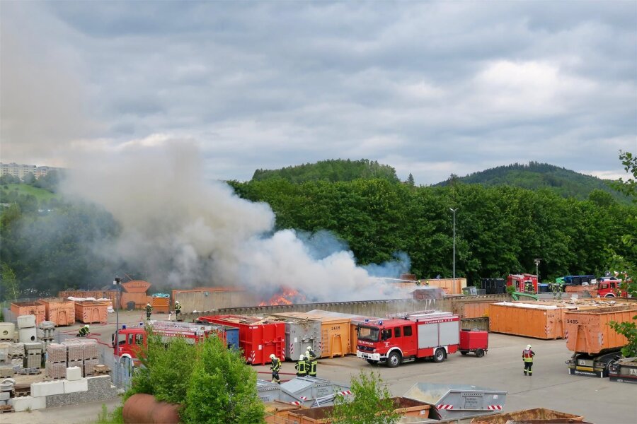 Erzgebirge: Brand bei Entsorgungsunternehmen - Feuerwehren im Einsatz - Am Freitagnachmittag rückten Feuerwehrleute zu einem Schwarzenberger Entsorgungsunternehmen an.