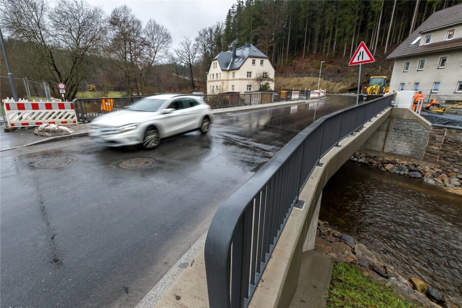 Erzgebirge: Brücke nach mehr als drei Jahren Bauzeit fertiggestellt - Seit dieser Woche rollt der Verkehr zwischen Großrückerswalde und Wolkenstein wieder uneingeschränkt.