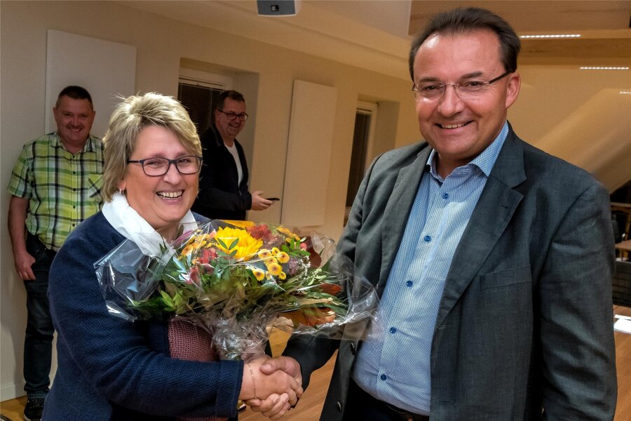 Erzgebirge: Bürgermeisterwahl in Pockau-Lengefeld entschieden - Noch-Bürgermeister Ingolf Wappler gehörte zu den ersten, die Elke Schmieder (l.) zu ihrem Wahlerfolg gratulierten.