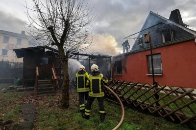 Erzgebirge: Drei Feuerwehren rücken zu Brand in Hohndorf aus - Nebengebäude und Wohnhaus brennen: Das Schlimmste konnte verhindert werden.