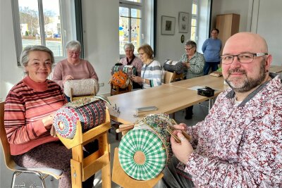 Erzgebirge: Ein Mann, der seit Jahrzehnten kunstvoll die Fäden zieht - Hendrik Beyreuther leitet seit mehr als 20 Jahren den Klöppelkurs für Frauen im Haus der Vereine Schwarzenberg.
