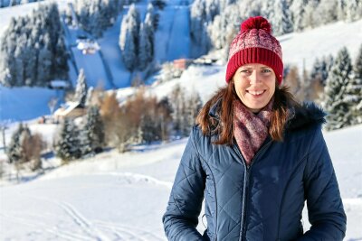 Erzgebirge: Erste Singlewanderung des Jahres führt zum Dreiländerstein - Tourismuschefin Daisy Richter freut sich, dass die Singlewanderungen gut angenommen werden.