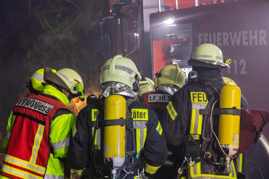 Erzgebirge: Feuerwehr zieht Bilanz zu Einsätzen zum Jahreswechsel - Der Brand in Wiesa war offensichtlich der schwierigste Einsatz für die Feuerwehrleute am Silvesterabend im Kreis.